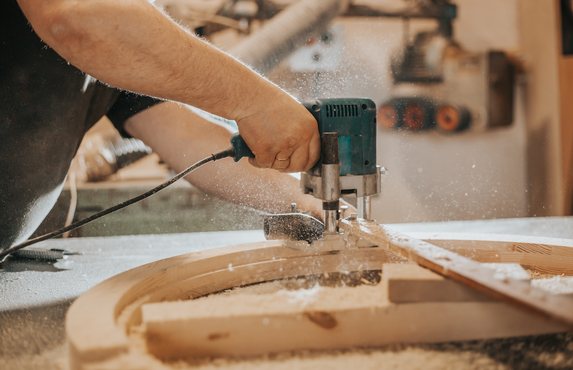 Cutting timber to size in a joinery workshop